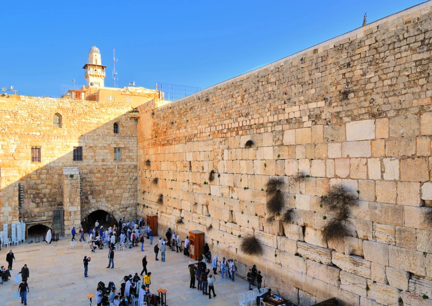 Blick auf die Klagemauer in Jerusalem mit Besuchern auf dem Vorplatz
